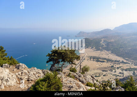 Vista aerea su Tsampika sabbia spiaggia e laguna con acqua blu libera presso l' isola di Rodi, Grecia. Foto Stock