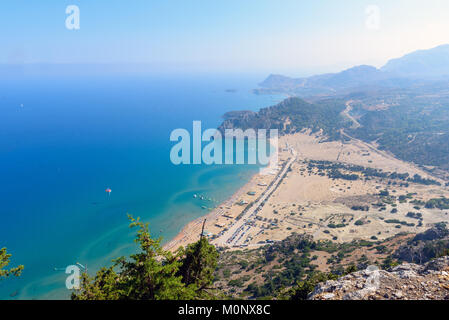 Vista aerea su Tsampika sabbia spiaggia e laguna con acqua blu libera presso l' isola di Rodi, Grecia. Foto Stock