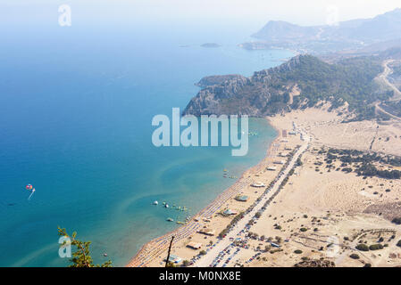 Vista aerea su Tsampika sabbia spiaggia e laguna con acqua blu libera presso l' isola di Rodi, Grecia. Foto Stock