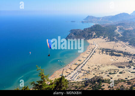 Vista aerea su Tsampika spiaggia sabbiosa e la laguna con acqua blu libera presso l' isola di Rodi, Grecia. Foto Stock