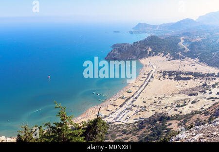 Vista aerea su Tsampika sabbia spiaggia e laguna con acqua blu libera presso l' isola di Rodi, Grecia. Foto Stock