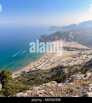 Vista aerea su Tsampika spiaggia sabbiosa e la laguna con acqua blu libera presso l' isola di Rodi, Grecia. Foto Stock