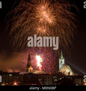 Fuochi d'artificio su Schwaz per la Vigilia di Capodanno con Spitalskirche e chiesa parrocchiale,Schwaz, in Tirolo, Austria Foto Stock