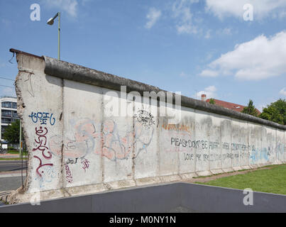 Graffiti,resti del muro,Memoriale del Muro di Berlino,Bernauer Strasse, Berlino, Germania Foto Stock