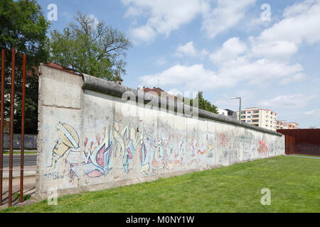 Graffiti,resti del muro,Memoriale del Muro di Berlino,Bernauer Strasse, Berlino, Germania Foto Stock