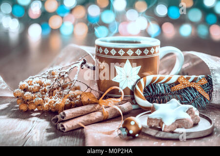 Bevanda calda, biscotti di Natale e candy cane sulla tavola decorati, tonica immagine Foto Stock