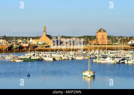 Francia,Finisterre,Iroise mare,Parc Naturel Regional d'Armorique Armorica (Parco Naturale Regionale),Presqu'ile de Crozon,Camaret sur mer,Notre Dame di Rocamadour cappella,torre di Vauban sono classificati come patrimonio mondiale dall UNESCO,torre poligonale costruita su un piano Vauban nel XVII secolo,cimitero in barca Foto Stock