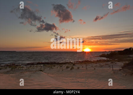 NC01390-00...CAROLINA DEL NORD - Vento pilotato onde si infrangono paludoso riva di dune di sabbia del Jockey Crinale del Parco dello stato al tramonto sul divieto esterno Foto Stock