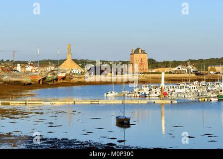 Francia,Finisterre,Iroise mare,Parc Naturel Regional d'Armorique Armorica (Parco Naturale Regionale),Presqu'ile de Crozon,Camaret sur mer,Notre Dame di Rocamadour cappella,torre di Vauban sono classificati come patrimonio mondiale dall UNESCO,torre poligonale costruita su un piano Vauban nel XVII secolo,cimitero in barca Foto Stock