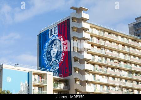 Francia,Parigi,affresco di Marianne dell'artista Shepard Fairey (chiamato anche obbedire) sulla facciata di un edificio HLM Foto Stock