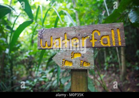 Costa Rica,osa peninsula,pannello indicante una cascata nel mezzo della foresta primaria nel settore dell'ecolodge Lapa Rios Foto Stock