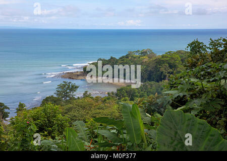 Costa Rica,osa peninsula,vista della foresta primaria e una spiaggia dell'Oceano Pacifico dall'ecolodge Lapa Rios Foto Stock