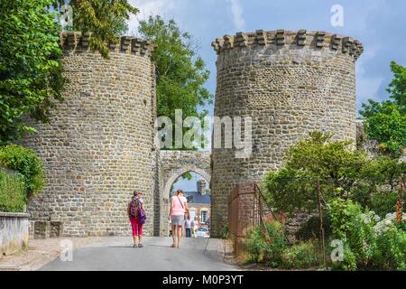 Francia,Somme,Baie de Somme,la città medievale di Saint-Valery-sur-Somme,Porte Guillaume o Porte du Haut o Porte Jeanne d'Arc,in ricordo del suo passaggio nel dicembre 1430 prima di andare a Rouen per essere giudicato,è una delle più antiche vestigia della città (XI secolo) Foto Stock