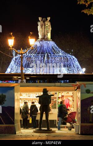 Francia,Bouches du Rhone,Aix en Provence,La Rotonde fontana,luminarie e mercatino di Natale,statua di Paul Cezanne Foto Stock