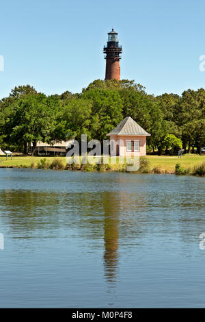 NC01407-00...CAROLINA DEL NORD - Il Currituck Beach Faro riflettente nel Club Whalehead's Boathouse stagno sul Outer Banks a Corrola. Foto Stock