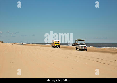 NC01408-00...North Carolina - Camion crociera lungo la spiaggia a nord di Corrola come è una grande autostrada. I carrelli sono sulla spiaggia per la ricreazione, fis Foto Stock