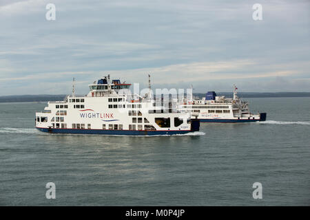 Wightlink traghetti St fede e Santa Chiara passando a vicenda nel Solent. In entrata e in uscita servizi di due generazioni di traghetto. Foto Stock