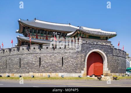 Corea del Sud,Gyeonggi provincia,Suwon,Fortezza di Hwaseong elencati come patrimonio mondiale dall UNESCO,costruita tra 1794 e 1796 sotto gli ordini del re Jeongjo,Paldalmun Gate Foto Stock