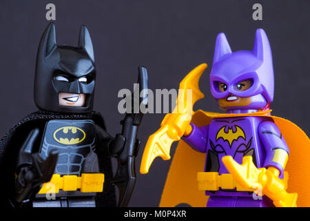 Tambov, Federazione Russa - Gennaio 19, 2018 Lego Batman Movie minifigures - Batgirl e Batman - su sfondo nero. Studio shot. Foto Stock
