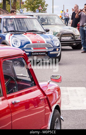 Vecchia degli anni sessanta red Austin Mini con nuova BMW minis in background, Union Jack vernice. Foto Stock