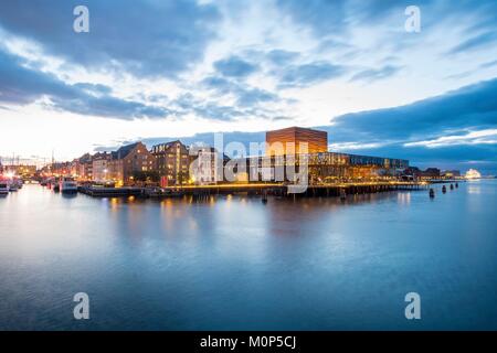 La Danimarca,Zelanda,,Copenhagen Nyhavn (nuovo porto),facciate colorate di Nyhavn quay e Teatro Skuespilhuset,Royal Danish Playhouse Foto Stock