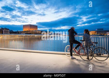 La Danimarca,Zelanda,,Copenhagen Nyhavn,giovane sulla passerella Inderhavnsbroen,e il Teatro Skuespilhuset,Royal Danish Playhouse Foto Stock