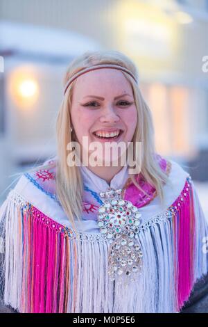 La Svezia,Lapponia,regione elencato come patrimonio mondiale dall UNESCO,Norrbotten County,Sami in costume tradizionale presso il mercato Sami fin dal XVII secolo in Jokkmokk Foto Stock