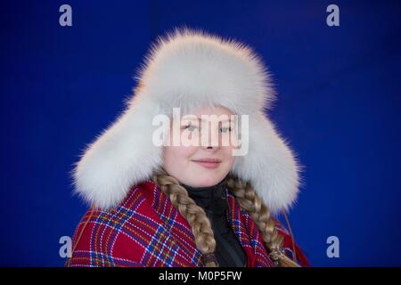 La Svezia,Lapponia,regione elencato come patrimonio mondiale dall UNESCO,Norrbotten County,Sami bambino in costume tradizionale presso il mercato Sami fin dal XVII secolo in Jokkmokk Foto Stock