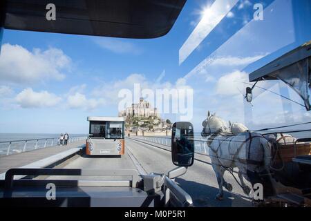 Francia,Manche,baia del Mont Saint Michel,elencati come patrimonio mondiale dall UNESCO,navetta che porta i visitatori,ma il calesse Foto Stock