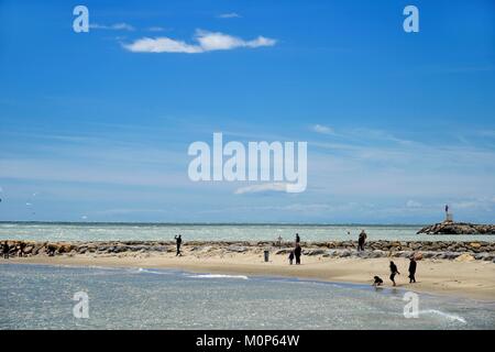 Francia,Bouches du Rhone,Sainte Marie de la Mer,walkers su una spiaggia Foto Stock