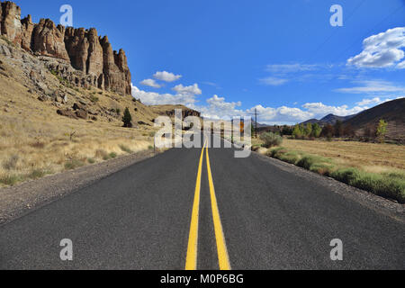 Route 218 attraverso il John Day Fossil Beds vicino Clarno, Oregon. Foto Stock