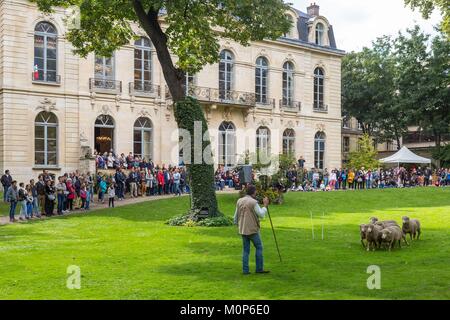 Francia,Parigi,e Giornate del Patrimonio 2017,Hotel de Villeroy,attualmente il ministero francese dell'agricoltura,animazione nel parco Foto Stock