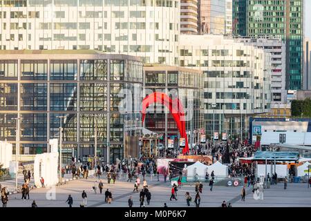 Francia,Hauts de Seine,La Defense,l'esplanade e il ragno rosso di Calder Foto Stock