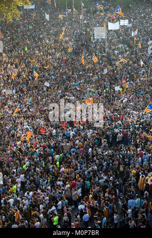 Spagna,Catalogna,Barcellona,700.000 persone,dimostrazione contro la violenza dopo la repressione durante il Referendum per l indipendenza di Catalogna Foto Stock