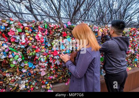 Corea del Sud,Seoul,Jung-gu district,l'amore si blocca ai piedi della Torre N Seoul alla sommità del Monte Namsan nel cuore della città Foto Stock