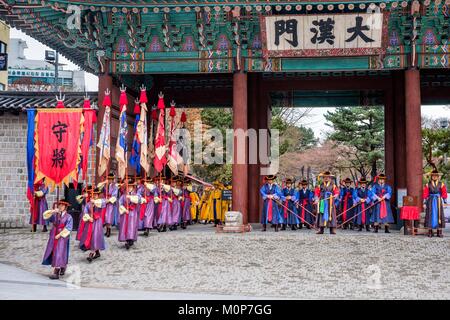 Corea del Sud,Seoul,Jung-gu district,Palazzo Deoksugung o Palazzo della longevità virtuoso costruito dal re della dinastia Joseon,modifica la cerimonia di guardia Foto Stock