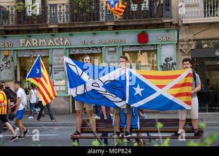 Spagna,Catalogna,Barcellona,Referendum 1 ottobre 2017,28settembre,dimostrazione su Gran Via Avenue,gli studenti in sciopero,Scozia bandiera sulla sinistra Foto Stock