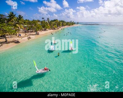 Francia,caraibi,Piccole Antille,Guadalupa,Grande-Terre,Sainte Anne,vista aerea della spiaggia comunale e la sua laguna (vista aerea) Foto Stock