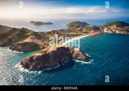 Francia,caraibi,Piccole Antille,Guadalupa,Les Saintes,Terre de Haut,vista aerea di Grande Anse,Basse-Terre in background (vista aerea) Foto Stock