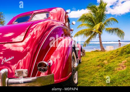 Francia,dei Caraibi, French West Indies, Guadalupa,Grande-Terre,coupé Ford Super Deluxe 1934 parcheggiato sulla spiaggia di Anse Bertrand Foto Stock