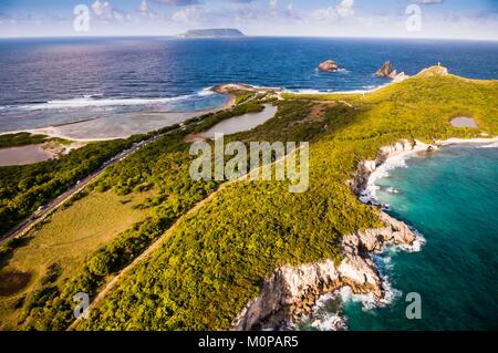 Francia,Guadalupa,Grande-Terre,Saint-François,vista aerea del sale palude della Pointe des Châteaux,l'isola di La Désirade in background (vista aerea) Foto Stock