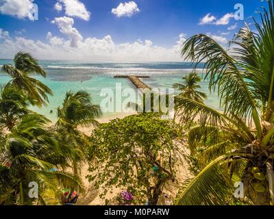 Francia,caraibi,Piccole Antille,Guadalupa,Grande-Terre,Sainte Anne,vista aerea della spiaggia comunale e la sua laguna (vista aerea) Foto Stock