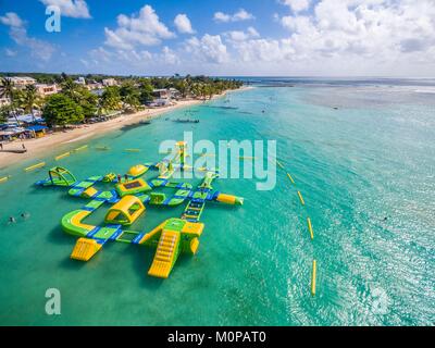 Francia,caraibi,Piccole Antille,Guadalupa,Grande-Terre,Sainte Anne,vista aerea della spiaggia comunale e la sua laguna (vista aerea) Foto Stock