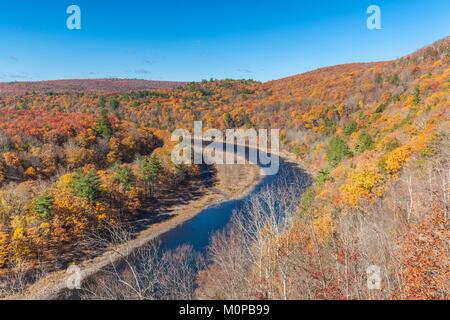 Stati Uniti,Pennsylvania,Pocono Mountains,Port Jervis,vista in elevazione del fiume Delaware,autunno Foto Stock