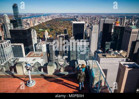 Stati Uniti,New York,New York City,Mid-Town Manhattan,vista in elevazione del Central Park e i visitatori alla sommità del tetto di roccia Foto Stock
