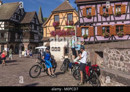 Francia,Haut Rhin,Route des Vins d'Alsace,Kaysersberg ,l'rafforzato a ponte sopra il fiume Weiss e la metà case con travi di legno Foto Stock