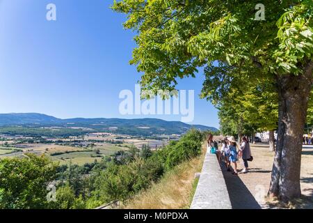 Francia,Vaucluse,Sault,giovani turisti asiatici sul viale del lungomare Foto Stock