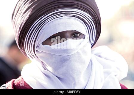 Tunisia,Douz,Sahara,festival internazionale del Sahara Douz,Tuareg sciarpa,Amazigh,berberi Foto Stock