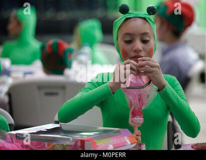Casa Abierta si riferisce a un evento o a una mostra, possibilmente una casa pubblica o un evento open House, che cattura un momento di impegno culturale o comunitario. Foto Stock