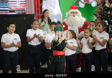Casa Abierta si riferisce a un evento o a una mostra, eventualmente correlata a una casa aperta o a uno scambio culturale, che mostra varie attività o presentazioni in una sede. Foto Stock